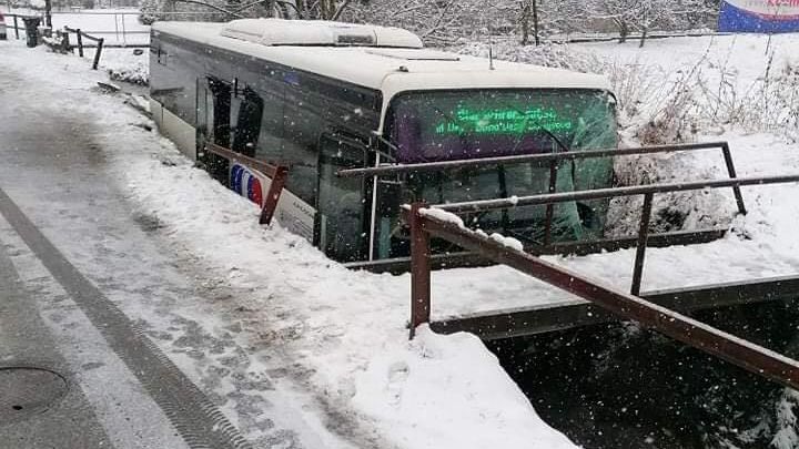 Slovenský autobus sjel ze silnice a zapadl přesně do koryta potoka